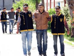 Kağıt Toplayıcısı Gibi Davranıp 300 Bin Lira Çaldılar!