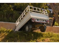 El Freni Çekilmeyen Kamyonet Dereye Uçtu