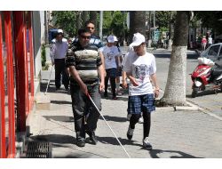 Görme Engellilerden Takip Çizgilerini Kapatan Esnafa Protesto