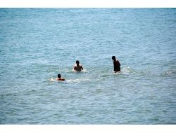 Antalya'da Turistler Denize Girerek Serinledi