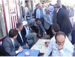 Vekiller, Viranşehir’de Esnafla Sokakta Çay İçti