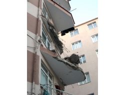 Şirinevler'de Apartmanın İki Balkonu Çöktü, Bir Kişi Son Anda Kurtuldu