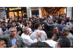 İstiklal Caddesi'de Karşıt Görüşlüler Arasındaki Kavgayı Polis Önledi (Özel)