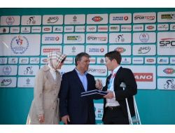 Hayrunnisa Gül'den Novo Nordisk Takımına Plaket