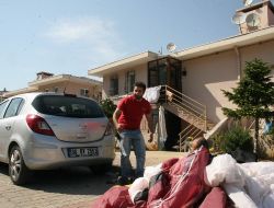 Evin Çatısına İnen Paraşütçü, Yere Düştü