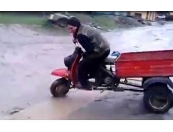 Rusya 'da Motorcunun Kuyuya Düşme Anı