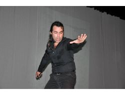 Tiyatrocu Erişik 'Kan Ağlıyor Anadolu' Gösterisiyile Tarsus'ta Sahne Aldı