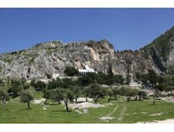 St. Pierre Kilisesi'nde Çalışmalar Uzman Dağcılar Eşliğinde Yürütülüyor