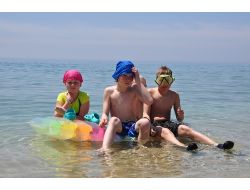 Alanya'da Sıcaklık Arttı, Turistler Denize Akın Etti