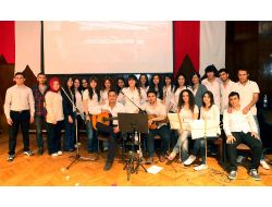 Üniversitelilerden Köy Okulu Yararına 'Şiir Dinletisi'