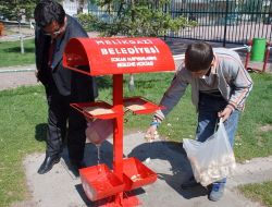 Parklara Kuşlar İçin Özel Yemlik Ve Su Kapları Konuldu