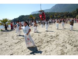 Muğla'da Gökyüzü Uçurtmalarla Renklendi