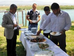 Recep Kara, Başkan Sözen'e Kıspetli Plaket Verdi