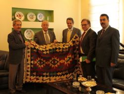 Yunanistanlı Elçiye Kilim Hediye Edildi