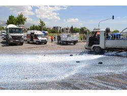 Süt Yüklü Kamyonet Kaza Yaptı, Süt Yola Döküldü!