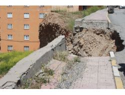 Cizre Devlet Hastanesi'nin 2 Ay Önce Göçen Yolu Tamir Edilmeyi Bekliyor