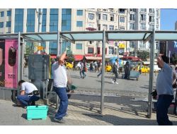 Duraklardaki Camlar Tek Tek Kaldırılıyor