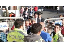 Seyyar Satıcı Polis Barikatına Takıldı (Özel)