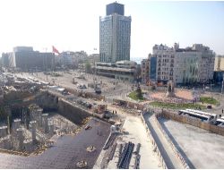 Taksim'de Sessiz Bekleyiş Sürüyor..