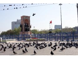 Taksim Meydanı’nda Durakların Camları Söküldü
