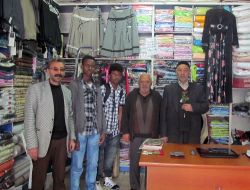 Kara Kıtanın Gülleri Hınıs'ta Gül Dağıttı