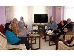 Başkan, Eşinin Yaptığı Kurabiyeyle Komşusuna Çay İçmeye Gitti