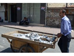 Göz Yaşartan Gaz Bombası Onun Yüzünü Güldürdü (Özel)