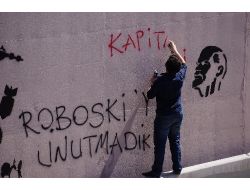 Yüzlerini Kapatıp Alt Geçitlere Slogan Yazdılar