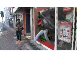 Camı Kırılan Marketin Limonlarını Aldılar