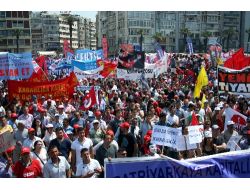 Anne, Dev-lis’le 1 Mayıs’a Katılan Kızını Grubun Arasından Çekip Aldı