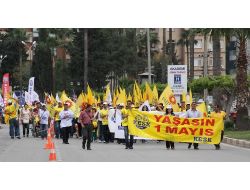 İşçi Bayramını Kutlamak İçin Paraşütle Alana İndiler