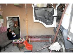 Freni Boşalan Kamyon Binaya Çarparak Durabildi