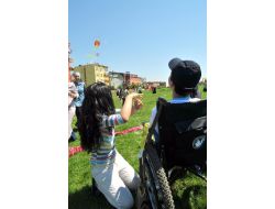 ENGELLER UÇURTMAYLA KALDIRILDI