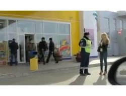 Rus Polis Ünlü Şarkıcıdan İmza Aldı, Ama...