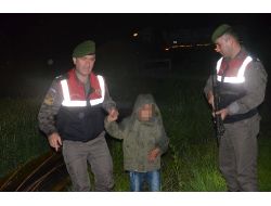 Jandarma Gece Yarısı Yolda Bulunan Sağır Ve Dilsiz Çocuğu Ailesine Teslim Etti