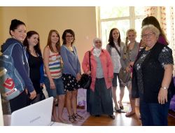 Alman Gençler Kayınvalidesine Bile Bakan Türkler'e Hayran Kaldı