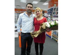 Teknoloji Mağazasında Evlenme Teklifi
