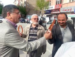 Başkan Akdoğan Vatandaşlara Tatlı Dağıttı