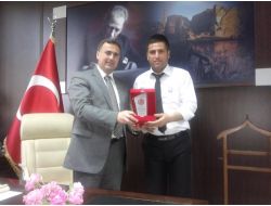 Kültür Müdürü Başaran'dan Dicle'ye Plaket