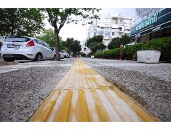 İzmir'de Görme Engelliler İçin 4 Kilometrelik Kaldırım Yapıldı