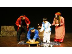 'Onu Beklerken' Tiyatro Oyunu Arhavi'de Sahnelendi