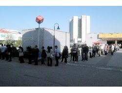 Otobüs Yolcu Kuyruğu Metroya Uzandı