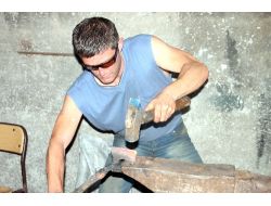 100 Yıllık Ata Mesleğini Yaşatmaya Çalışıyor