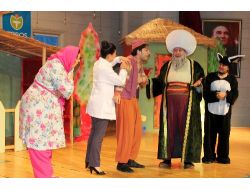 Öğrenciler Tiyatro Gösterisi İle Aşının Acıtmadığını Öğrenip İsteyerek Aşı Oldu