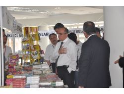 Vali İle Öğrenciler Birlikte Kitap Okudu