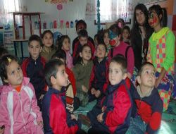 Üniversite Öğrencileri Hayırseverlerden Topladıkları Paralarla Okul Yaptırdı