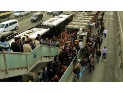 Metrobüse Özel Şikayet Sitesi Kuruldu: Birbirimizi Döverek Biniyoruz