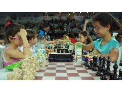 Minik Beyinler Satranç Turnuvasında Mücadele Etti