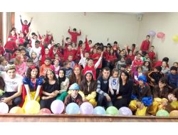 Üniversitelilerden Minik Öğrencilere Tiyatro Gösterisi