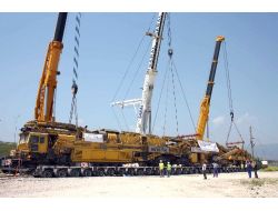 Devasa Demir Yolu Makinesi Kara Yoluyla Taşınacak